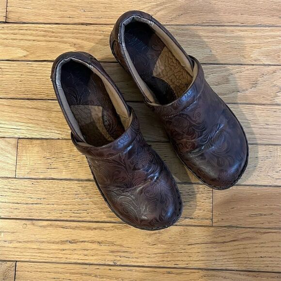 BOC Born Concepts Women's Brown Floral Embossed Clogs Size 8.5 - Picture 2 of 9